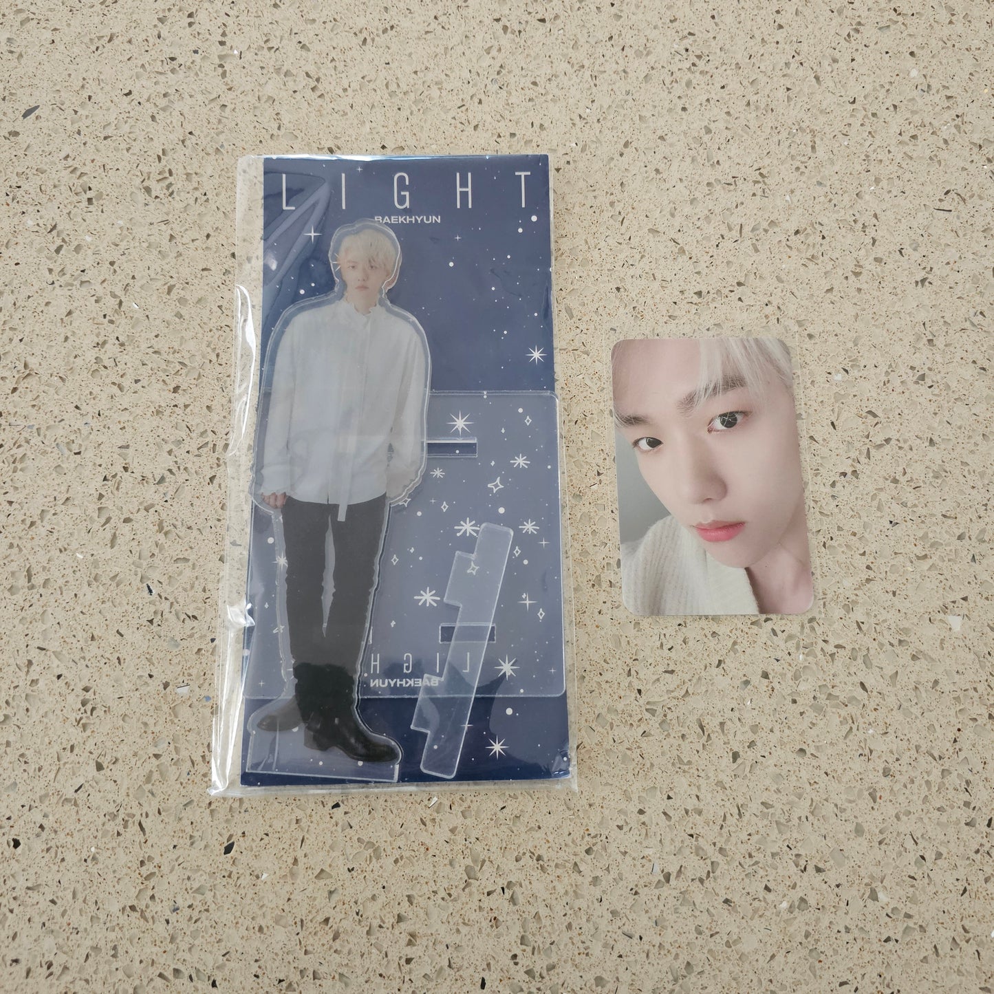 [OPENED] BAEKHYUN BEYOND LIVE: LIGHT CONCERT MD (CELLPHONE STAND & PHOTOCARD)