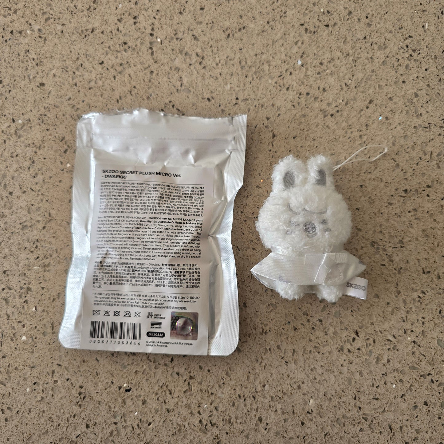 STRAY KIDS - RUN IT MD - SKZOO SECRET PLUSH MICRO (DWAEKKI WHITE VER.)