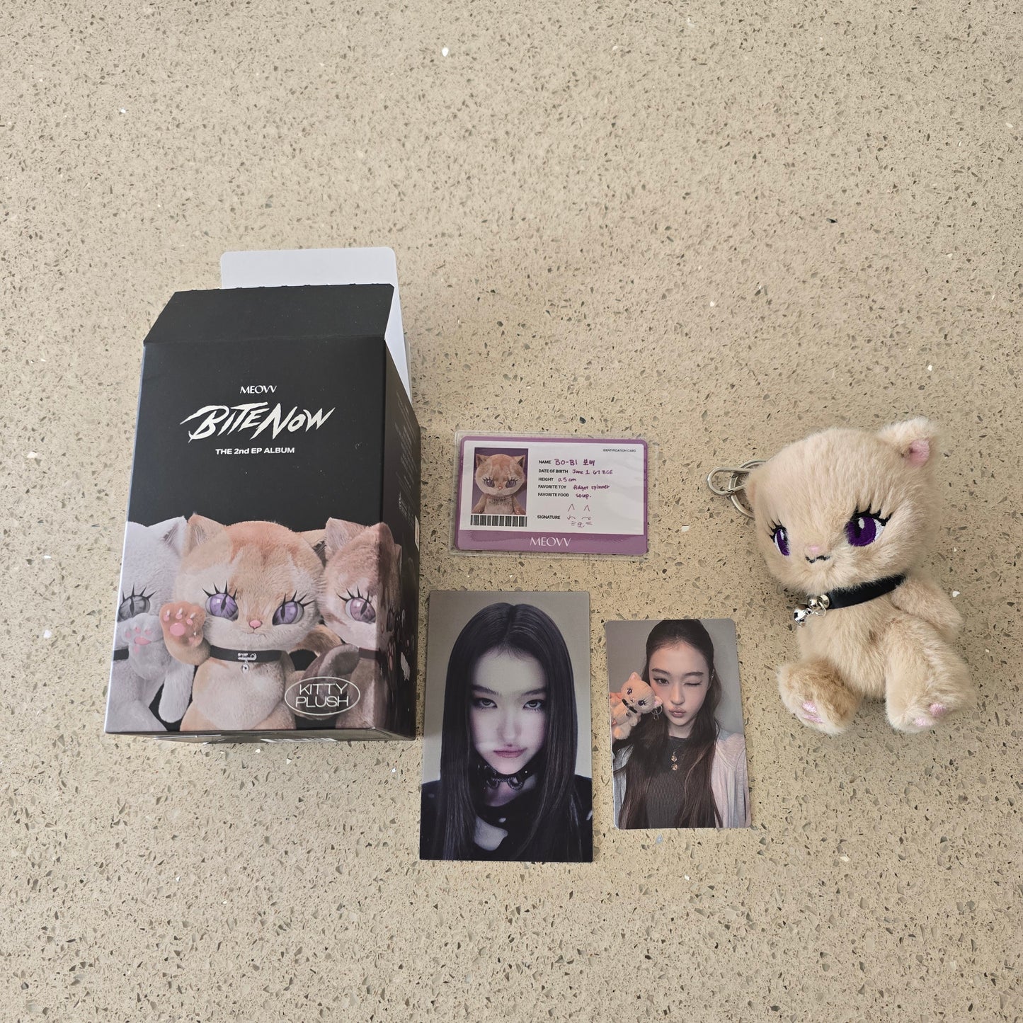 (OPENED) MEOVV - BITE NOW (KITTY PLUSH VER. - ELLA VER.)
